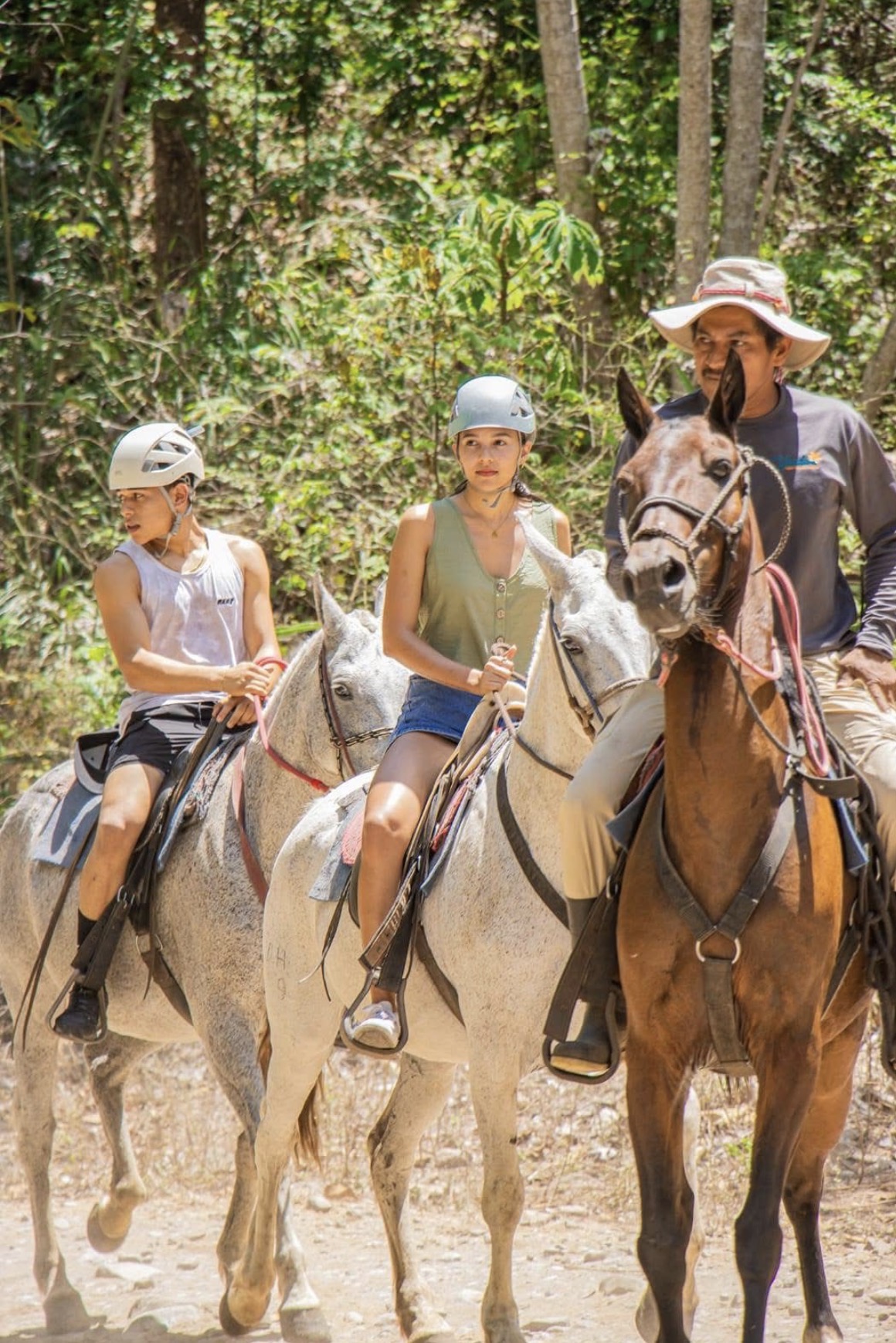 Horseback riding tour through the jungle